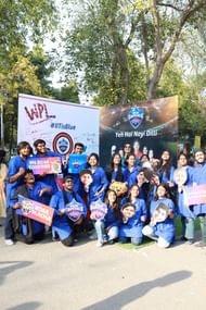 मैसेज वाल के साथ फैंस ने तस्वीर खिंचवाई